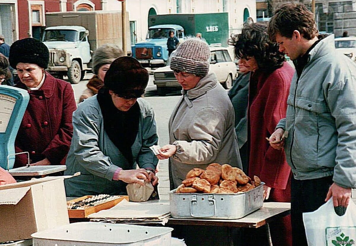 Пирожки ссср. Россия 1992 год. Уличная торговля в СССР. Уличная торговля 90-е. Торговля в 90 годы в России.