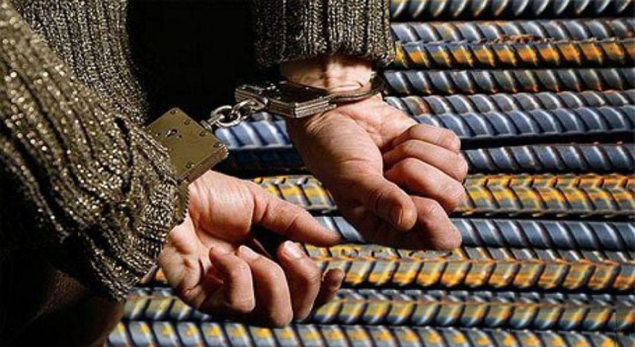 Чиновник с деньгами. Хищение бюджетных средств. Хищение с предприятия. Деньги зарплата. Хищения средств из бюджета.