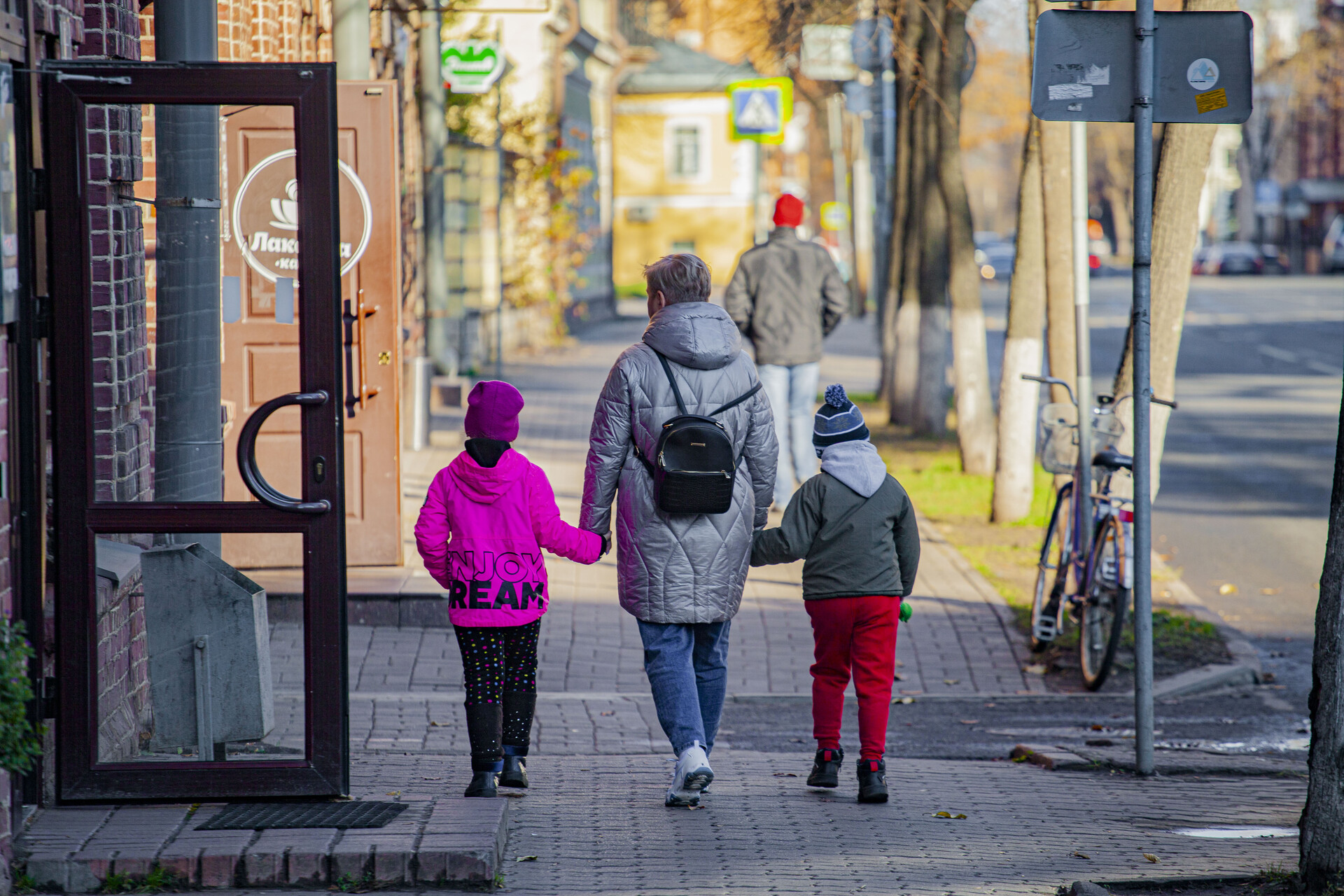 13 градусов. Население Москвы. Москва Апрельская. Жители Москвы счастливые людей. Омск население.