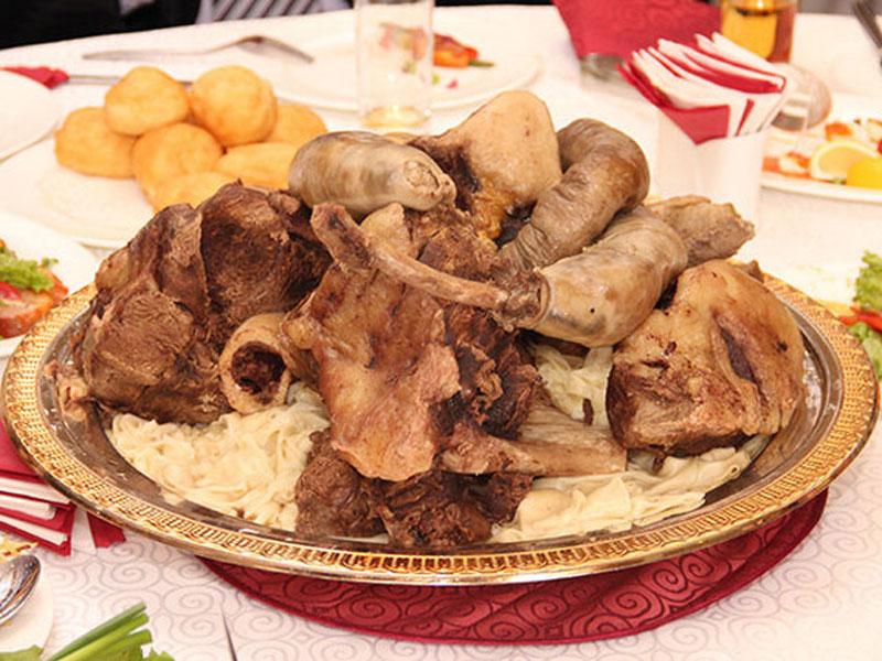 Нет по казахски. Казахские национальные блюда. Казахская кухня национальные блюда. Казы казахское блюдо. Казахские блюда из мяса.