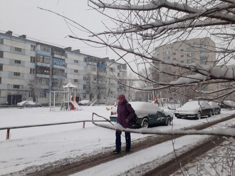 Пагода в караганде. Караганда зимой. Зима в Караганде. Снегопад Павлодар. Снегопад в апреле.